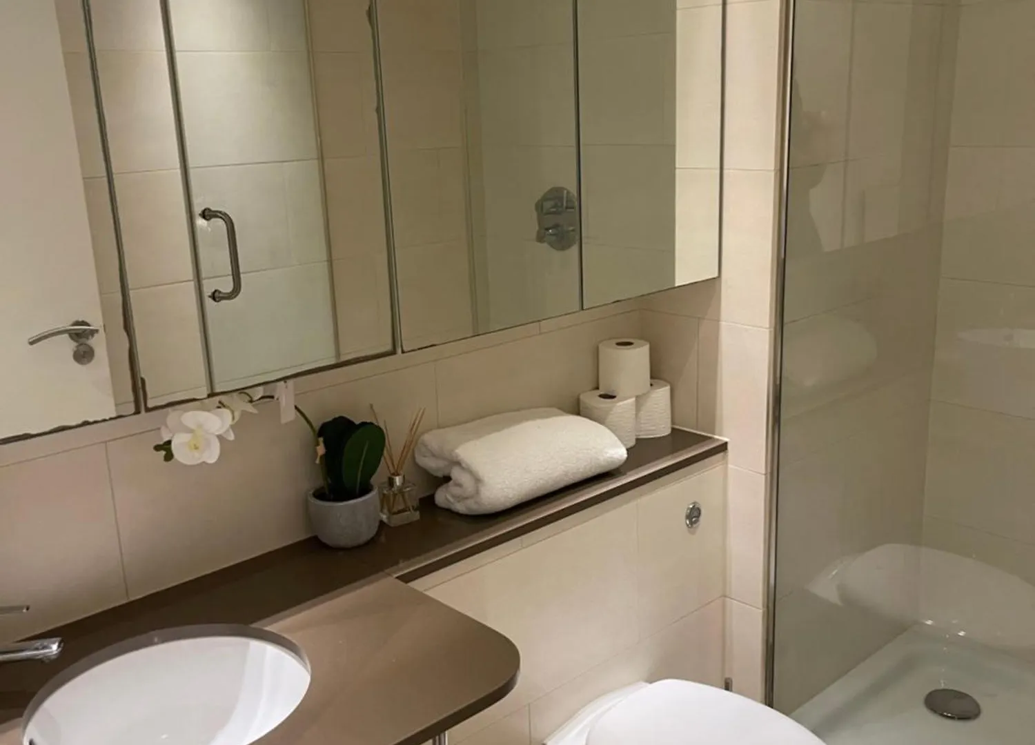 Modern Luxury 2 Bedroom Apartment In London Excel 0*,