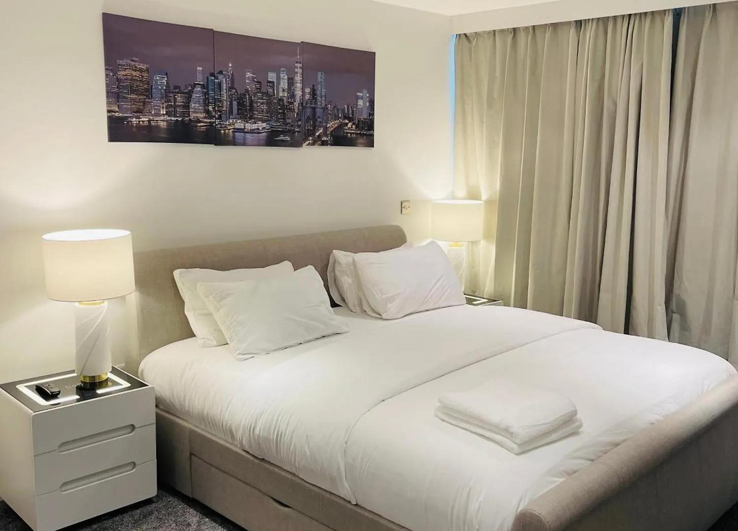 Modern Luxury 2 Bedroom Apartment In London Excel