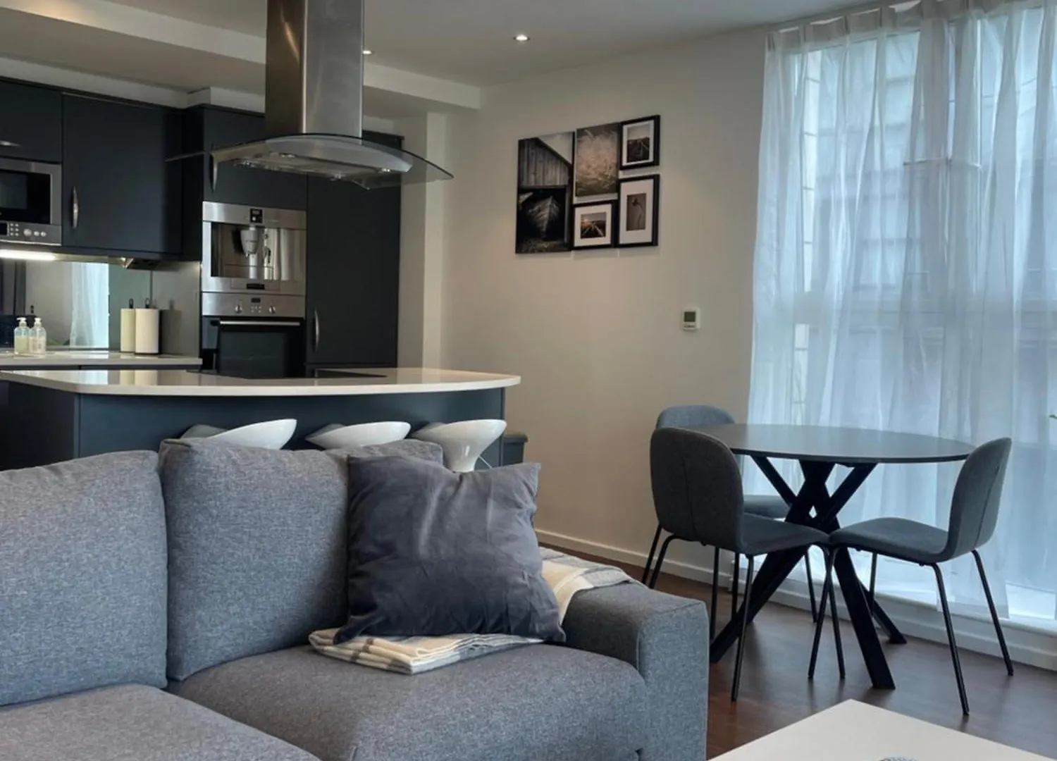 Modern Luxury 2 Bedroom Apartment In London Excel