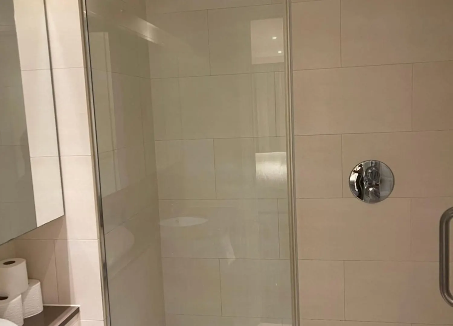 Modern Luxury 2 Bedroom Apartment In London Excel