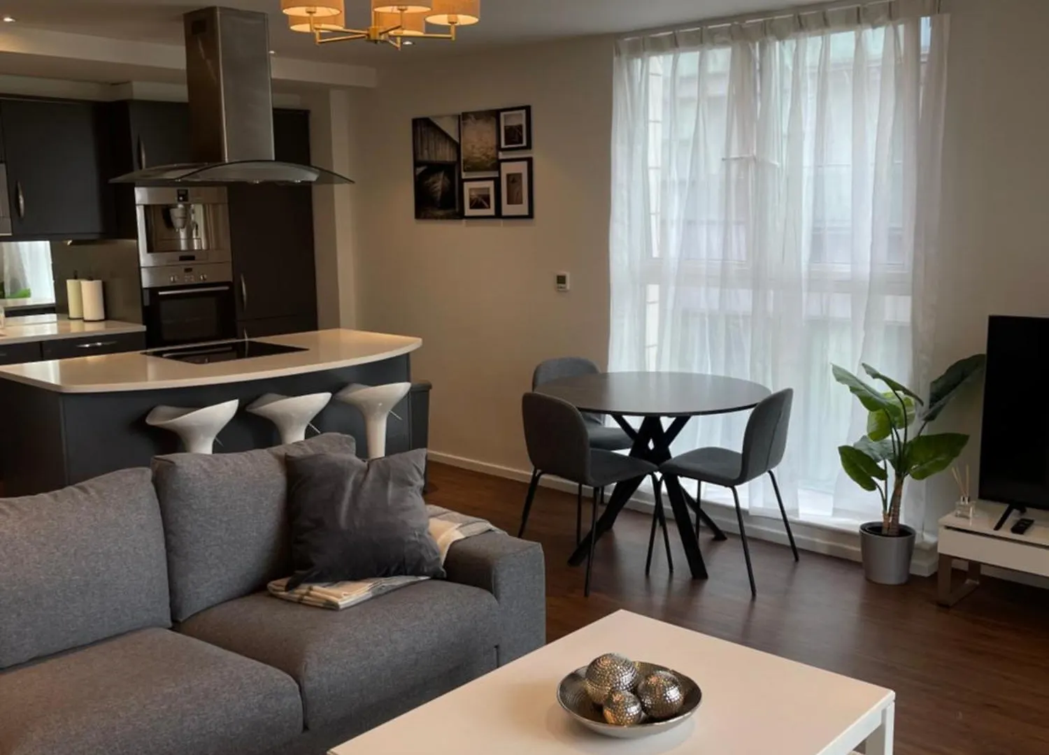 Modern Luxury 2 Bedroom Apartment In London Excel 0*,